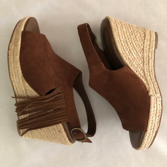 American Eagle Fringe Booties Wedges. Brown Size 7 NWOT - Picture 2 of 9